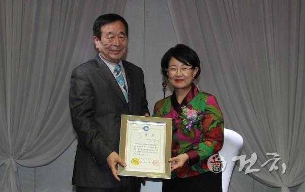 ▲인천광역시시장상을 수상한 임종성 회원(왼쪽)