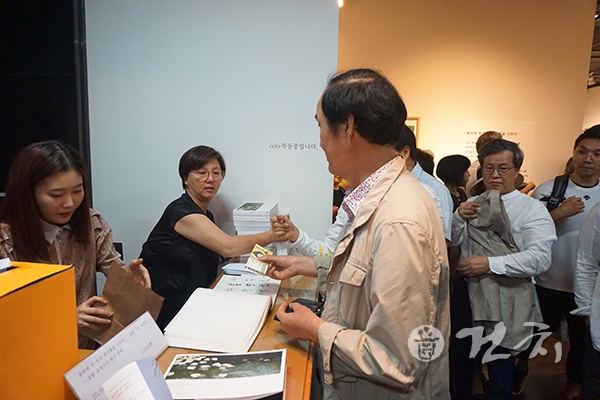 참석자들은 입장료 대신 송학선 원장의 책을 한 권씩 구매했다. 9월 8일 판매는 건치 홍수연 대표가 맡았다(?)