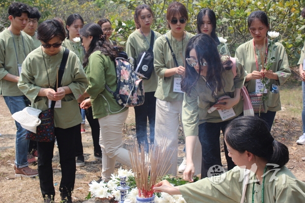 베트남 전쟁 민간인 학살 피해자들을 위해 향을 올리고 참배하는 평연 20기 진료단 모습.
