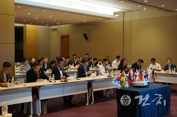 7개 국 해외 치과의사들이 모인 Summit에는 대만‧중국‧베트남‧말레이시아‧캄보디아‧미얀마 치과의사 약 40여 명과 경치 임원들이 함께했다.