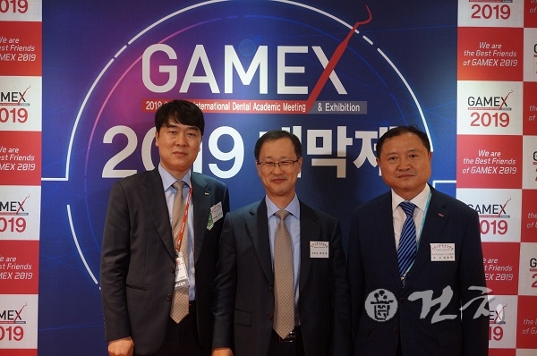 개막제 시작에 앞서 포토존에 함께 선 GAMEX 2019 김영훈 조직위원장(왼쪽)과 최유성 대회장(가운데), 치산협 임훈택 회장.