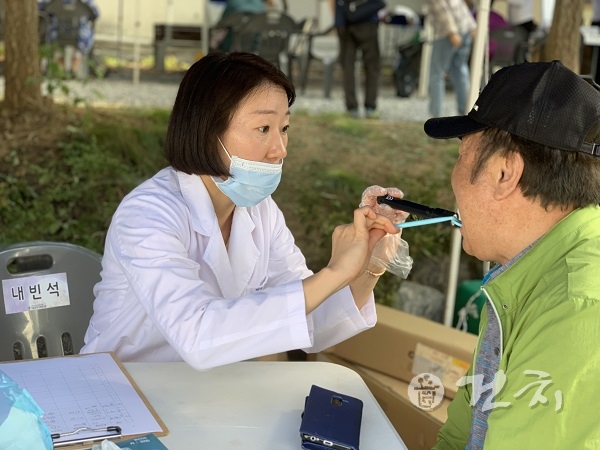 단국대학교 치과병원이 지난 17일 천안시가 주최한 '치매안심마을 선포식'에 참여해 어르신 대상 구강검진 및 치면세균막 제거를 실시했다.