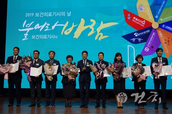 보건복지부 장관상을 받은 8개 단체 수상자들과 국회 보건복지위 김세연 위원장(가운데)