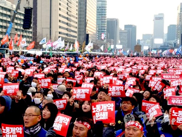 민중공동행동 주최, 2019 전국민중대회가 지난달 30일 광화문광장 일대에서 열렸다.