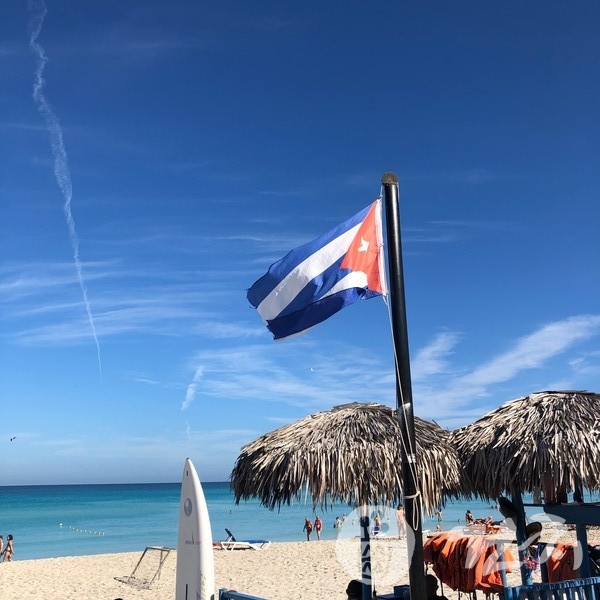 바라대로 해변가에 걸린 쿠바 깃발. 외국에 설치된 쿠바 의사들의 미션 기지에도 작은 쿠바 깃발이 걸려있다고 한다. 먼 타국에서도 쿠바를 떠올릴 수 있는 상징이다. (제공=김해완)