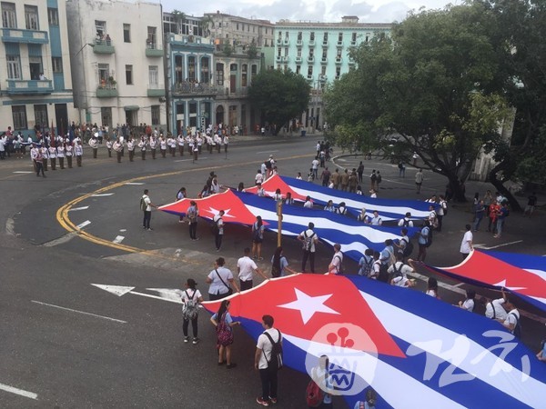 11월 29일, 매년 의대생들은 아바나 시가지를 행진한다. 19세기 말 스페인 정부에게 살해당했던 쿠바 의대생 1학년들을 기리기 위해서이며, 현 쿠바의 의료체제를 다시 한 번 자랑스럽게 여기기 위해서다. (제공=김해완)