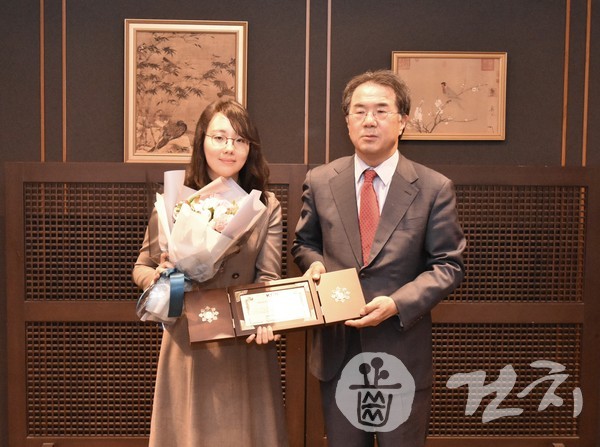 박수현 교수(왼쪽)와 신인학술상 공적심사특별위원회 이종호 위원장.