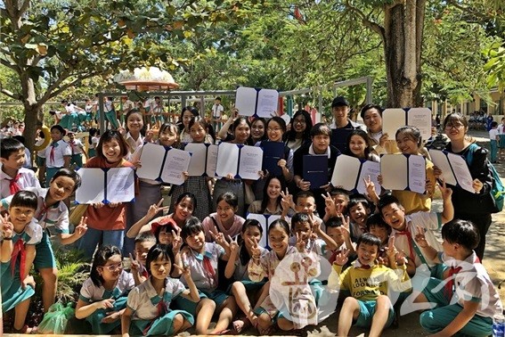 V프로젝트 수료증을 받은 다낭외국어대학교 학생들과 반탄뚱 초등학교 학생들.