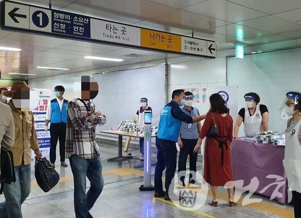 서치위가 지난 21일 서울역에서 서울시민들을 위한 치아건강관리 캠페인을 진행했다.