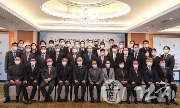 치주학회가 지난 9일 롯데호텔서 창립 60주년 기념식을 개최했다.