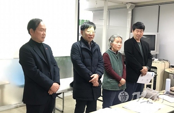 (왼쪽부터) 성남시민행동 최석곤‧김용진‧양미화 공동대표와 박재만 사무처장이 지난 2월 4일 열린 정기총회에서 인사를 하고 있다.