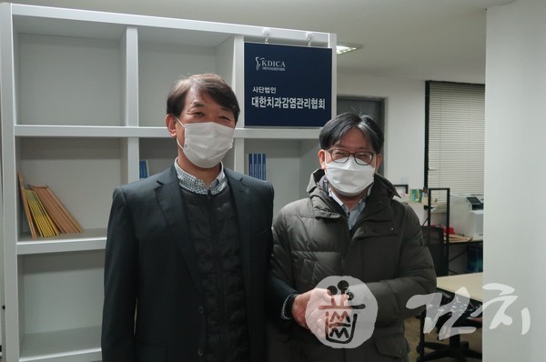 감염관리협회 신호성 부회장(왼쪽)과 본지 김용진 대표.