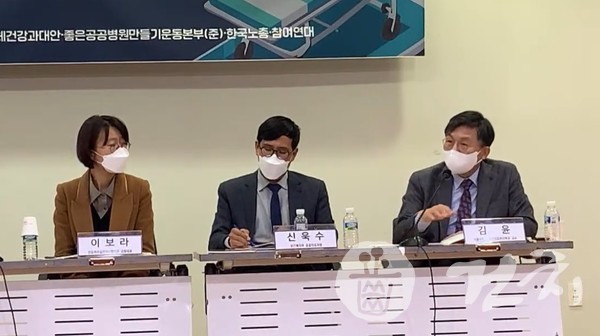 김윤 교수(맨 오른쪽)의 토론 장면(사진= 유튜브 화면캡처)