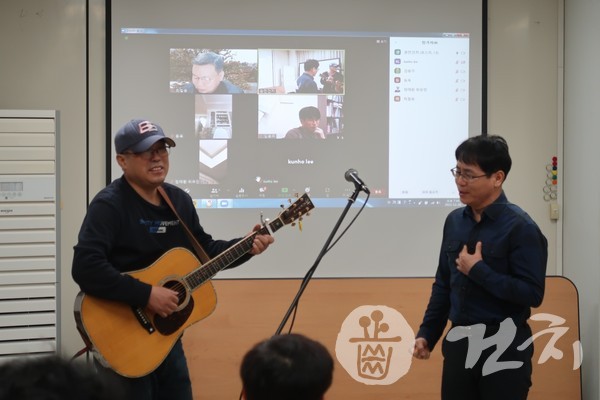총회전 통기타 가수 강형원씨(왼쪽)와 광전건치 정성호 회원의 노래공연 장면.