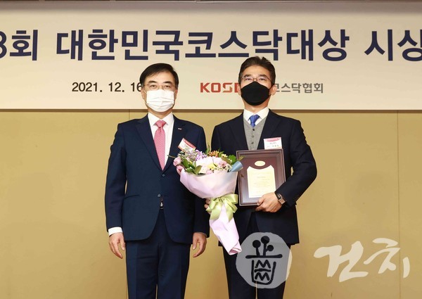 한국거래소 손병두 이사장(왼쪽)과 제노레이 박병욱 대표.