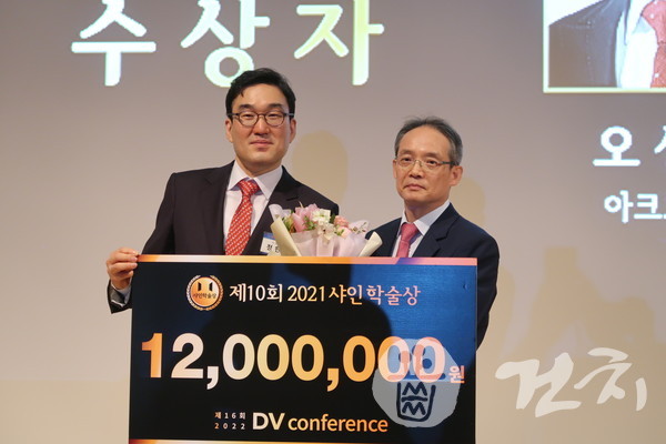 DV Conference 정현성 학술위원장(왼쪽)과 오상윤 원장.