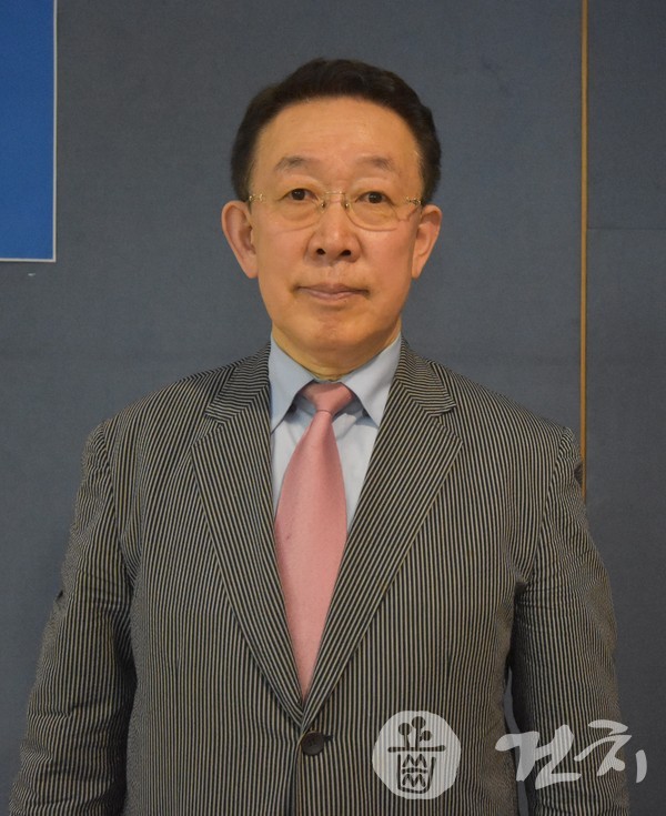 제43회 협회대상 공로상 수상자에 선정된 김동기 전 선관위원장