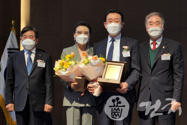 제43회 협회대상 공로상을 수상한 치협 선거관리위원회 김동기 전 위원장(오른쪽 두번째)