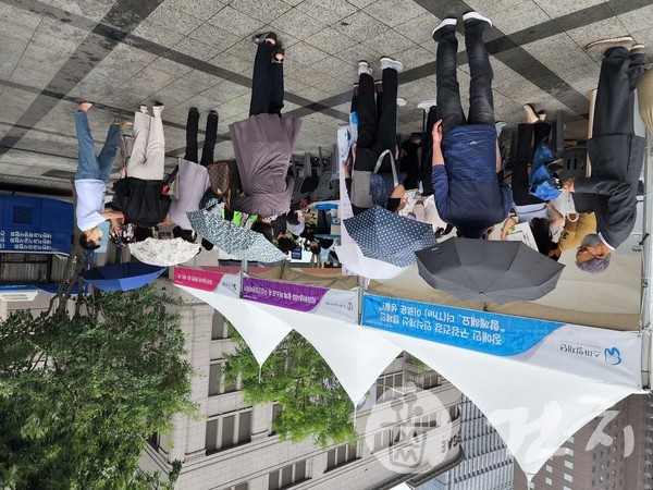 치과의료단체들이 한국은행 앞 분수대 광장에서 체험부스를 열고, 시민들에게 구강보건 상식을 홍보하고 구강용품을 배포했다.