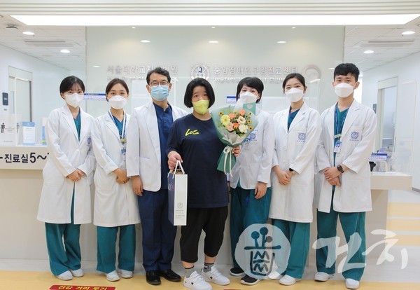 중앙장애인구강진료센터가 개소 3주년을 맞아 내원한 환자에게 꽃다발과 기념품을 전달하는 행사를 가졌다.