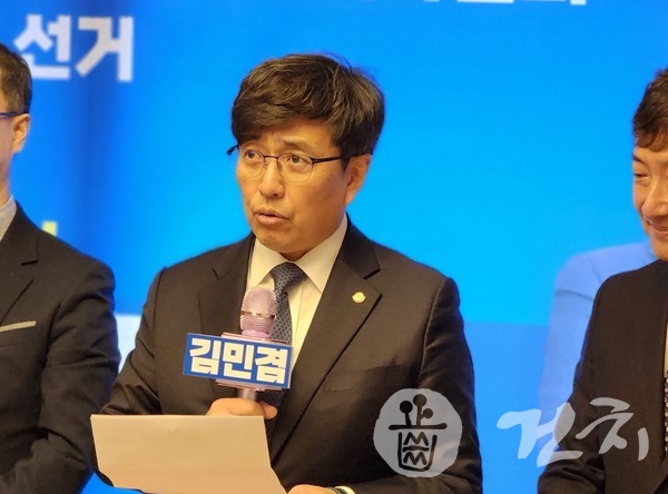 서울시치과의사회김민겸 회장이 지난 15일 삼성동 한식당에서 기자회견을 열고 제33대 협회장 선거에 출마한다고 선언했다.