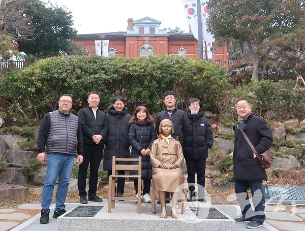광전건치 목포근대문화공간 답사는 목포근대역사관 1관(구 목포일본영사관) 앞 '평화의 소녀상'에서 시작했다.
