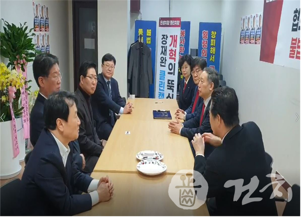 기호3번 장재완 후보가 지난 12일 양승조 전 의원을 만나 치과계 현안을 공유하고 해결방안을 논의했다.