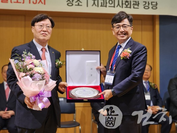 서울특별시치과의사회 대상을 수상한 윤두중 전 의장(왼쪽)