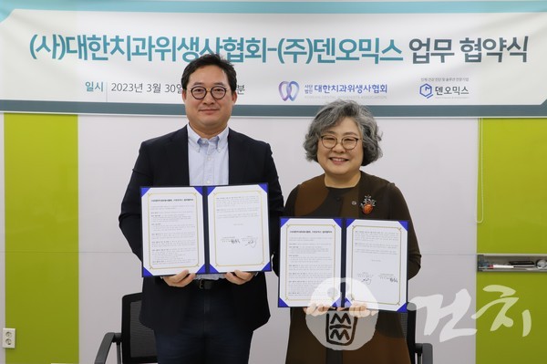 허대욱 대표(왼쪽)와 황윤숙 회장.