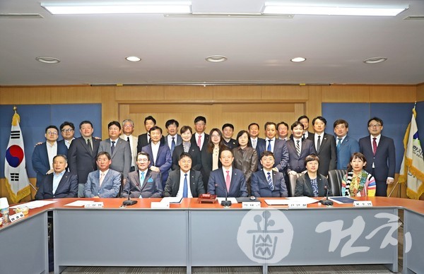 대한치과의사협회 제32대 집행부 마지막 정기이사회가 지난 18일 서울 송정동 치과의사회관 4층 대회의실에서 개최됐다.