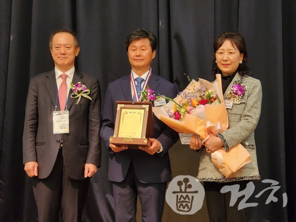 제49회 협회대상 학술상을 수상한 전남대학교 치과대학 박영준 교수(가운데)