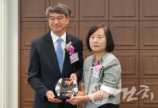 표창패를 수상한 치협 김수진 보험이사(오른쪽)