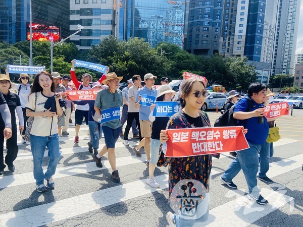 대구경북전문직단체협의회 회원들의 대구 범어네거리 행진 장면.