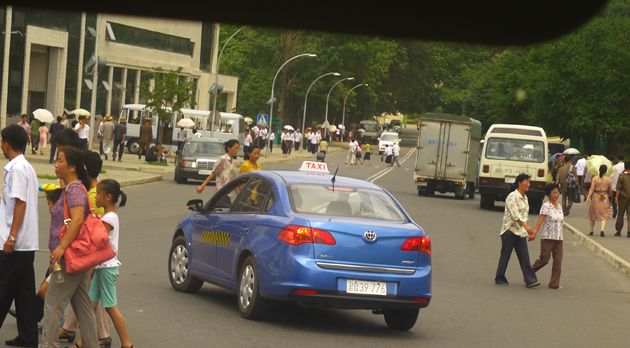 평양 시내를 활보하는 택시들
