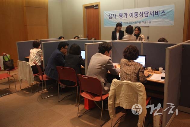 건강보험청구 적정성 평가 상담을 위해 심평원 서울지원 직원들이 동원됐다.