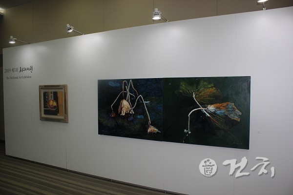 제3회 치의미전에서는 1‧2회 치의미전 대상자인 이한우‧구양희 원장의 작품 『묵언(默言)』과 『나눔』이 전시됐다.