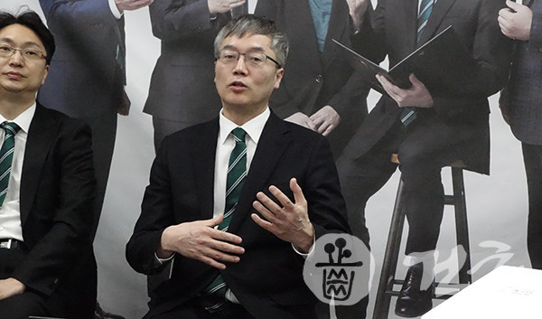 기호4번 이상훈 후보(오른쪽)가 지난 18일 역삼역 캠프 사무실에서 공약발표회를 개최했다. 