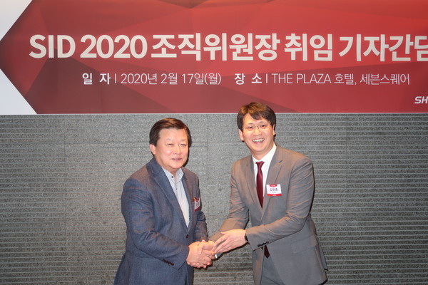 조규성 전임 위원장(왼쪽) 김현종 위원장의 취임을 축하하고 있다.