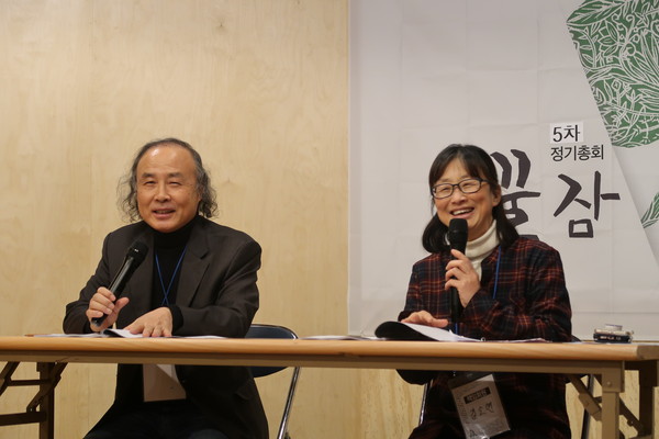 조현철 이사장(왼쪽)과 김소연 운영위원장이 사회를 보고 있다.