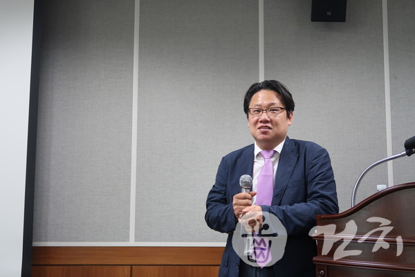 브리핑 발표를 하고 있는 박영석 학생부원장.