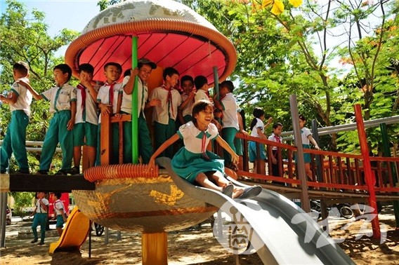 개장식 당일 초록놀이터 1호의 반탄뚱 초등학교 학생들 모습.