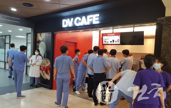 병원 임직원과 재학생들은 'DV CAFÉ 경희대 치과병원점'에서 추가 할인을 받을 수 있다