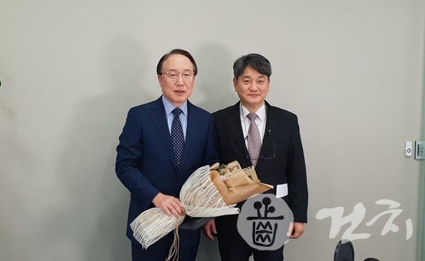 공로상을 수상한 이상호 교수(왼쪽)와 이제호 회장.
