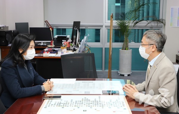 대한치과의사협회 이상훈 협회장(오른쪽)이 더불어민주당 신현영 의원(왼쪽)을 만나, 1인1개소법 보완입법의 필요성을 역설했다.