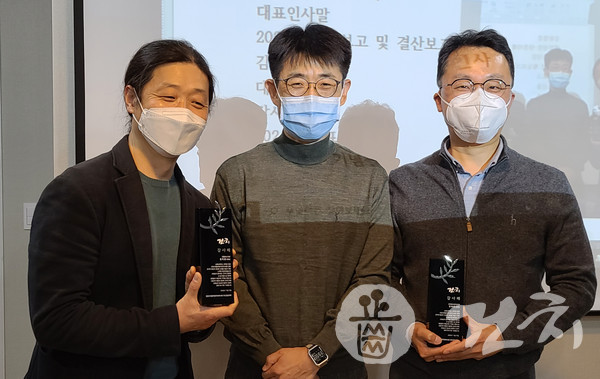 김치경 회원과 전재호 회원에게 감사패가 수여됐다. 오형진 회원(맨 왼쪽)과 조병준 공동대표(맨 오른쪽)가 대리 수상했다.