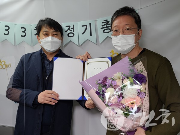 김기현 비대위원장(왼쪽)으로부터 당선증을 전달받고 있는 김형성 공동대표.