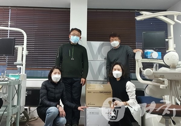 (왼쪽부터) 함께아시아 김성숙사무국장, 박남용 이사, 양현봉 대표, 박지현봉사자.