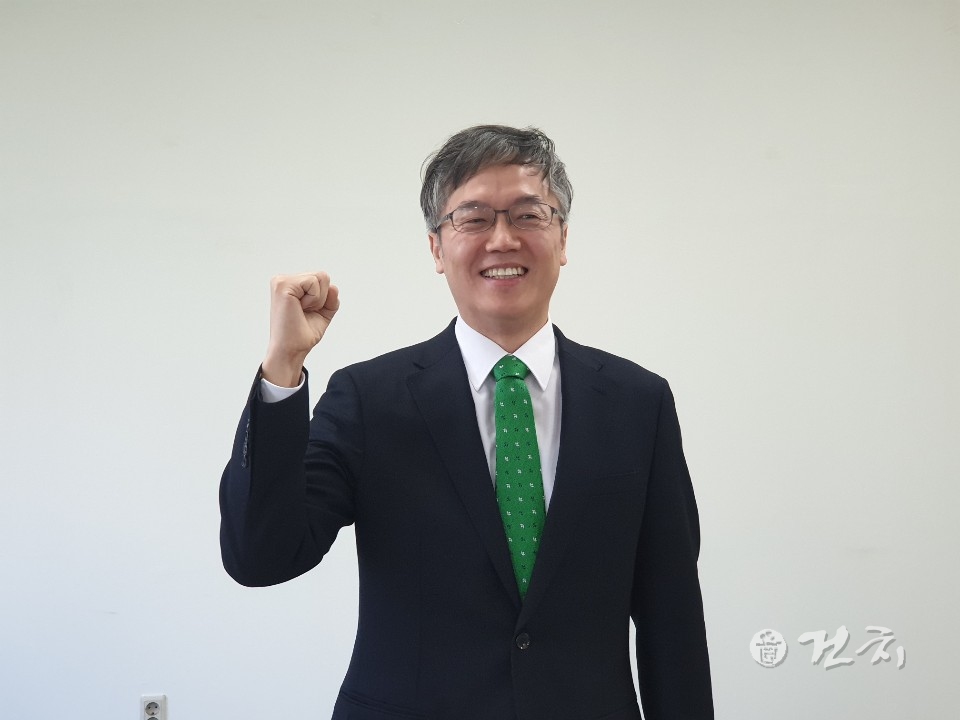 이상훈 위원장이 오늘(12일) 치과의사회관 4층 중회의실에서 기자회견을 열고 출마를 선언하고 있다.