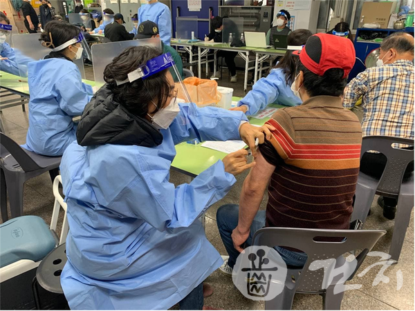 녹색병원과 인의협은 지난 4일부터 오는 9일까지 5일 간 국가독감무료접종 대상에 미포함된 서울시내 5개 지역 쪽방 거주민을 대상으로 무료 독감예방접종사업을 진행한다.