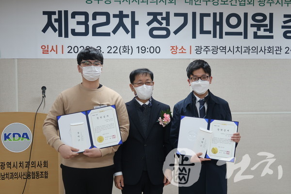 (왼쪽부터) 박지수 학생, 형민우 회장, 방성민 학생.
